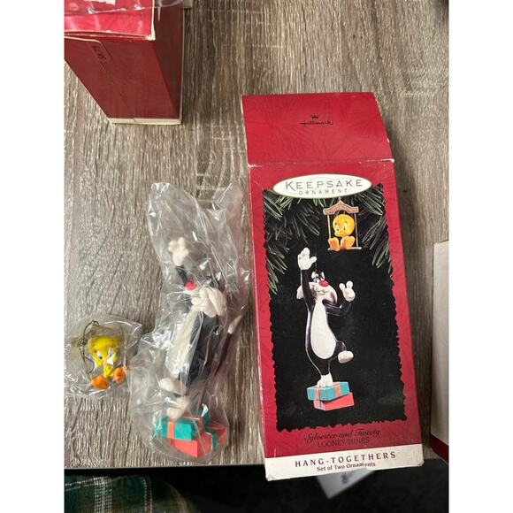 Hallmark Looney Tunes Collection Ornaments Lot of 6 Red Multi-color - Picture 7 of 7